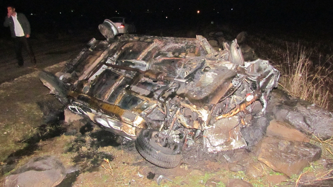 Şarampole yuvarlanan otomobil alev alev yandı: 2 Yaralı